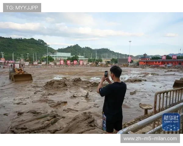 “泥浆狂潮：越野赛段的生死较量”，泥浆大赛视频