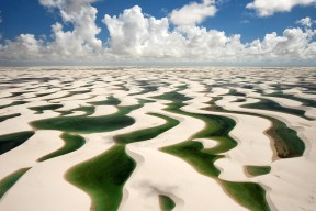 米兰体育APP-五大联赛中场拦截位置是否向前场逼抢线靠拢，五大联赛主场优势