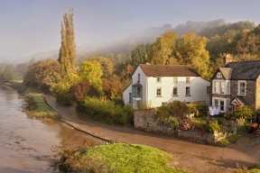 MILANSPORT下载-球员是否通过提前压上控制反击线路形成反包夹
